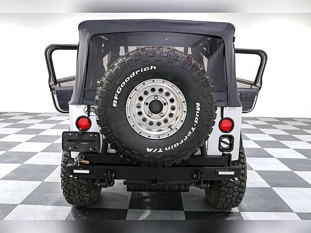Jeep-Cj7-1981-custom-10
