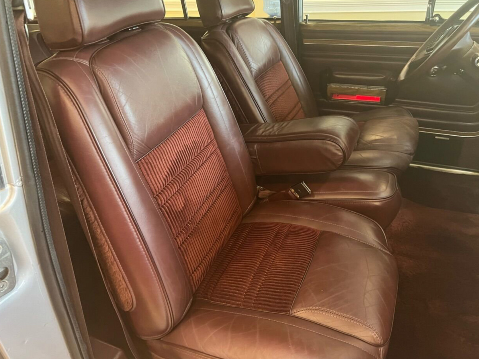 Jeep-Grand-Wagoneer-1990-19