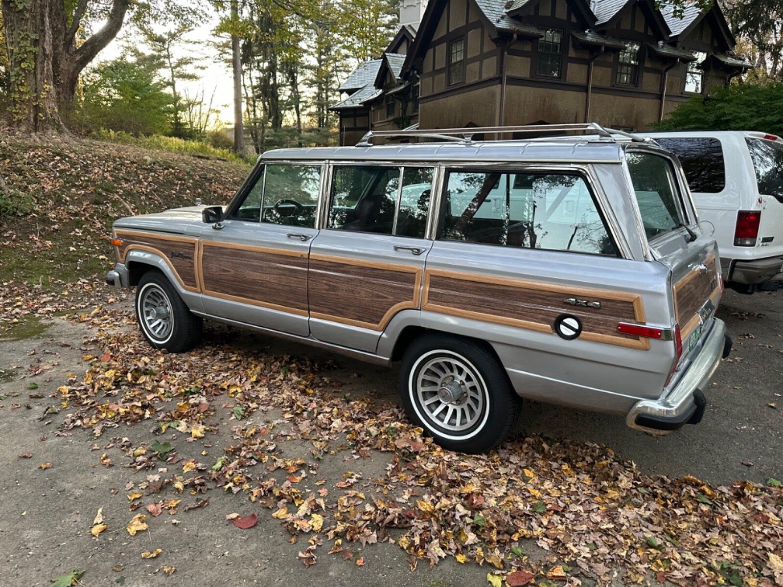 Jeep-Grand-Wagoneer-1990-2