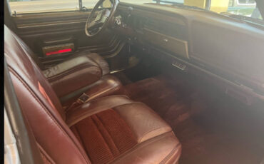 Jeep-Grand-Wagoneer-1990-7