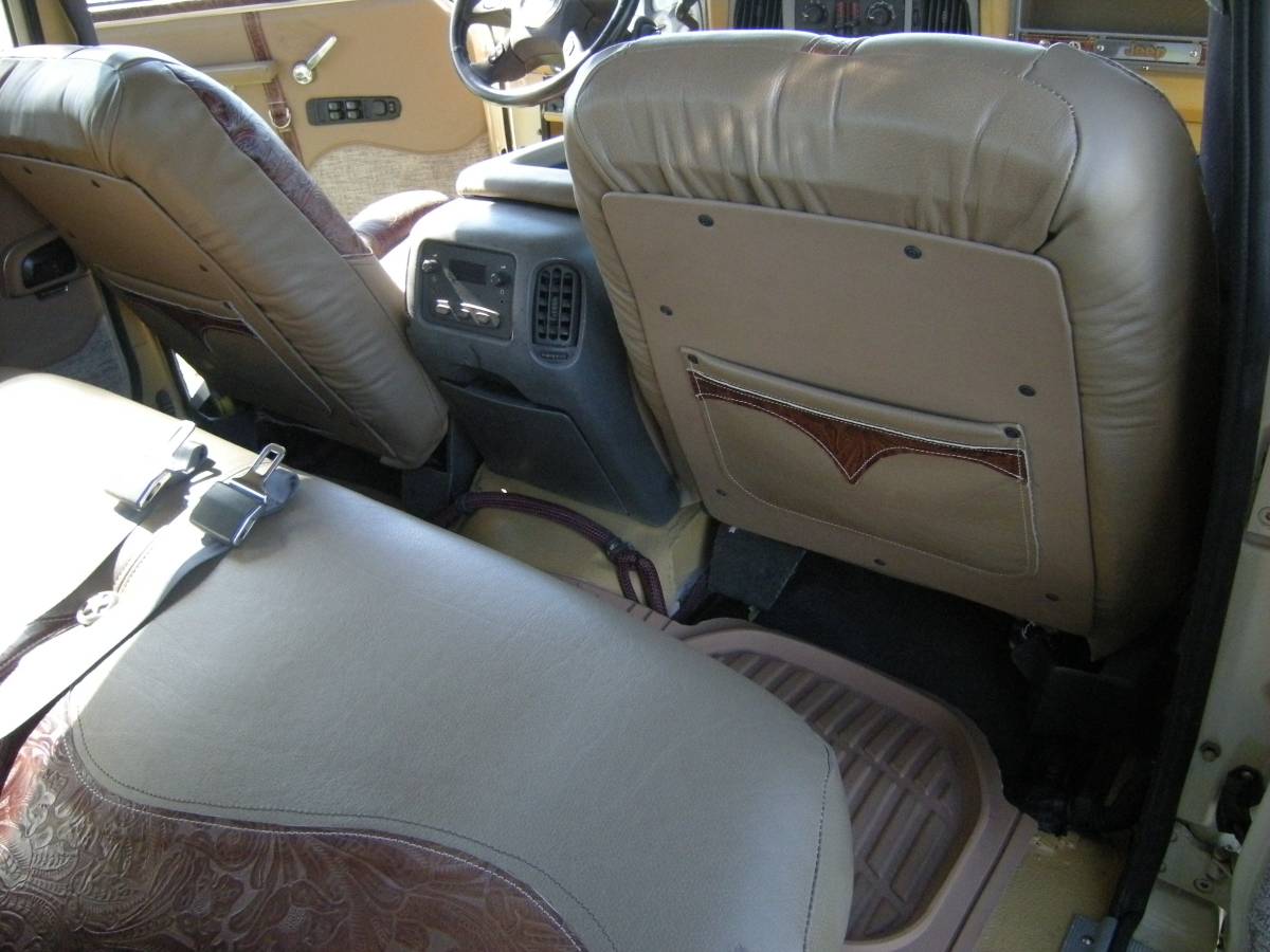 Jeep-Grand-wagoneer-1985-12