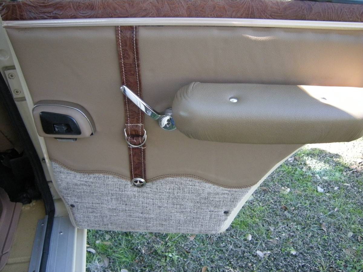 Jeep-Grand-wagoneer-1985-13