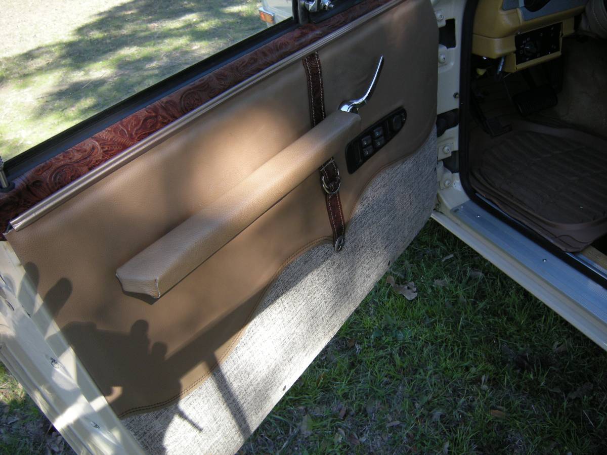 Jeep-Grand-wagoneer-1985-9