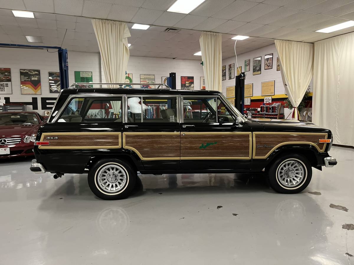 Jeep-Grand-wagoneer-base-1990-black-1