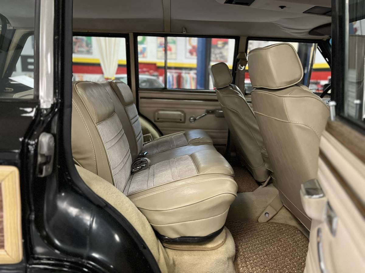 Jeep-Grand-wagoneer-base-1990-black-11