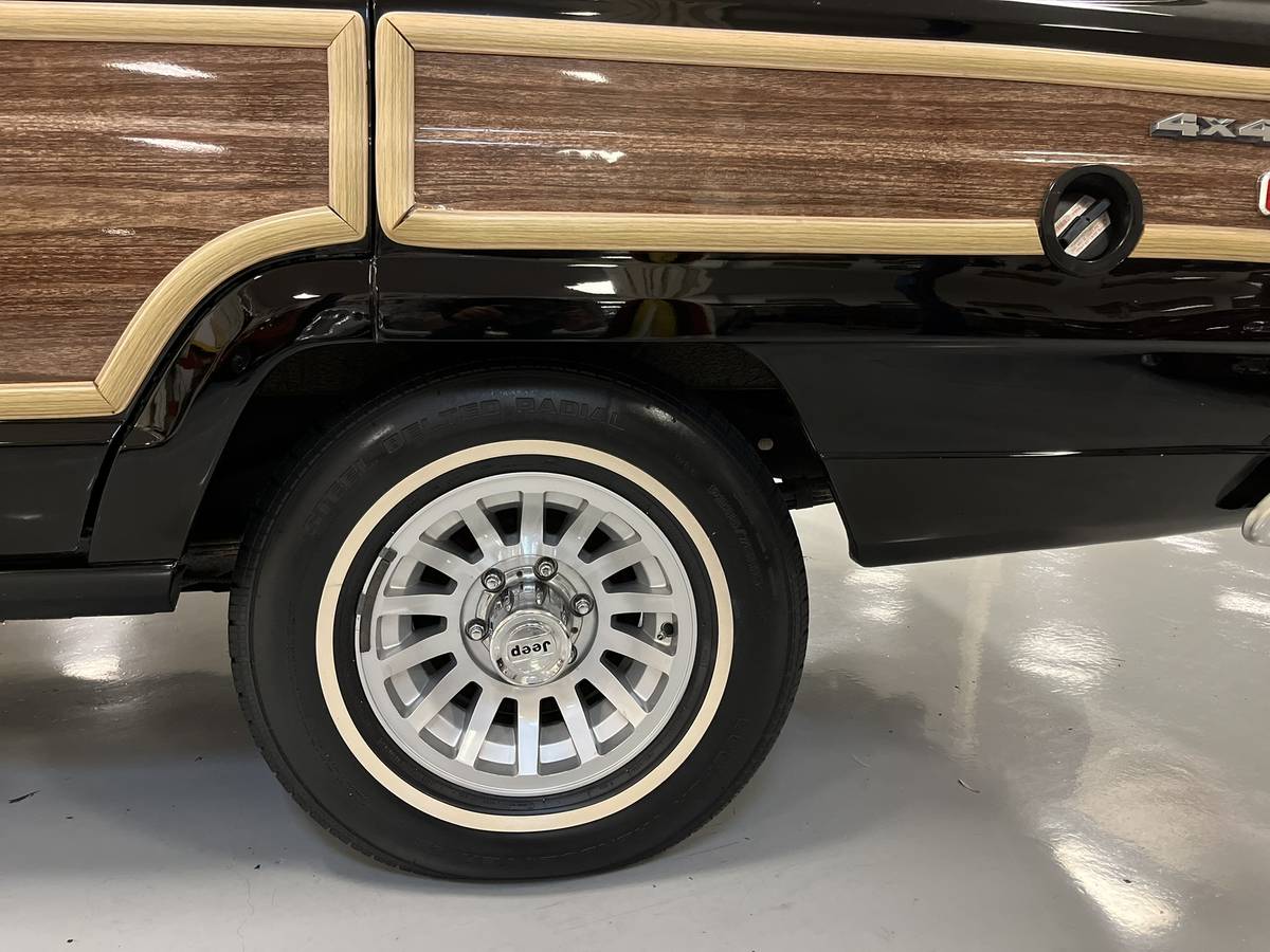 Jeep-Grand-wagoneer-base-1990-black-15