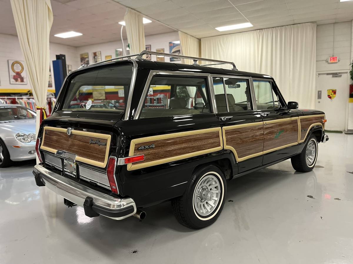 Jeep-Grand-wagoneer-base-1990-black-2