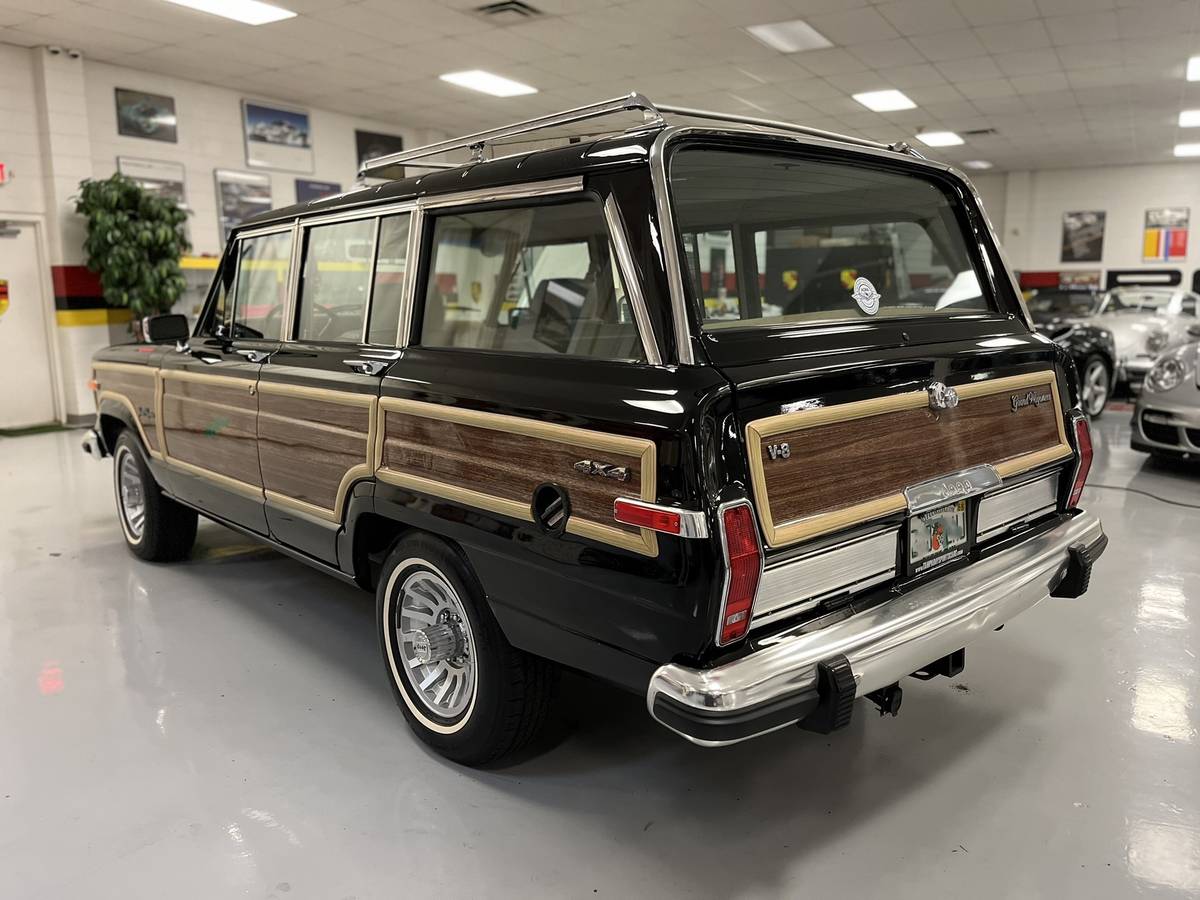 Jeep-Grand-wagoneer-base-1990-black-3