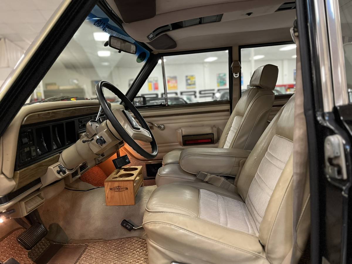 Jeep-Grand-wagoneer-base-1990-black-4