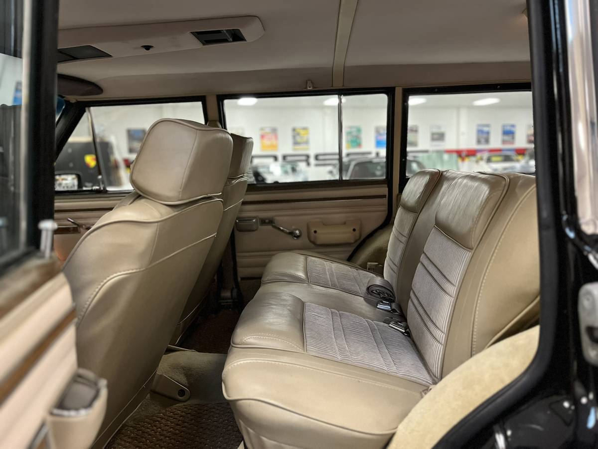 Jeep-Grand-wagoneer-base-1990-black-8