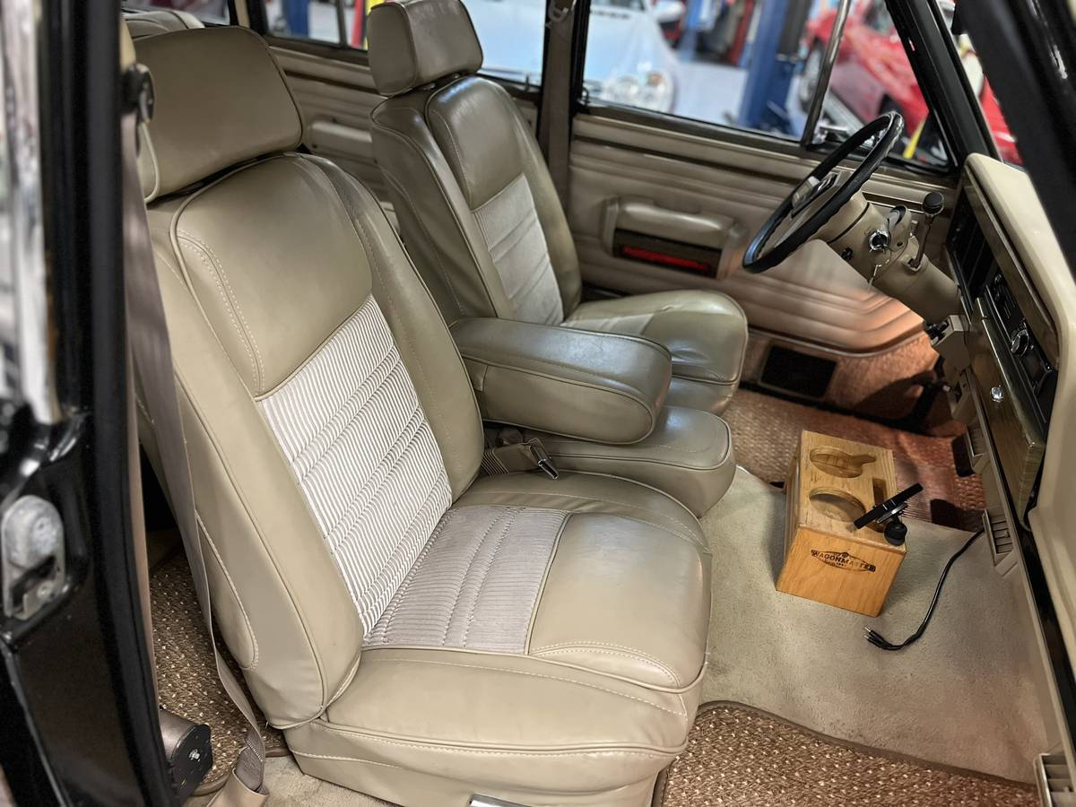 Jeep-Grand-wagoneer-base-1990-black-9