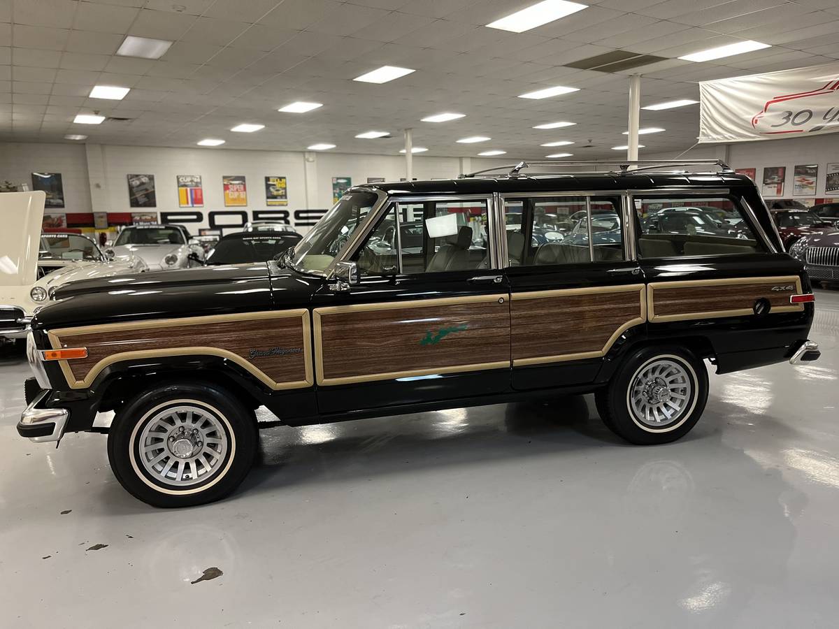 Jeep Grand wagoneer base  1990 black