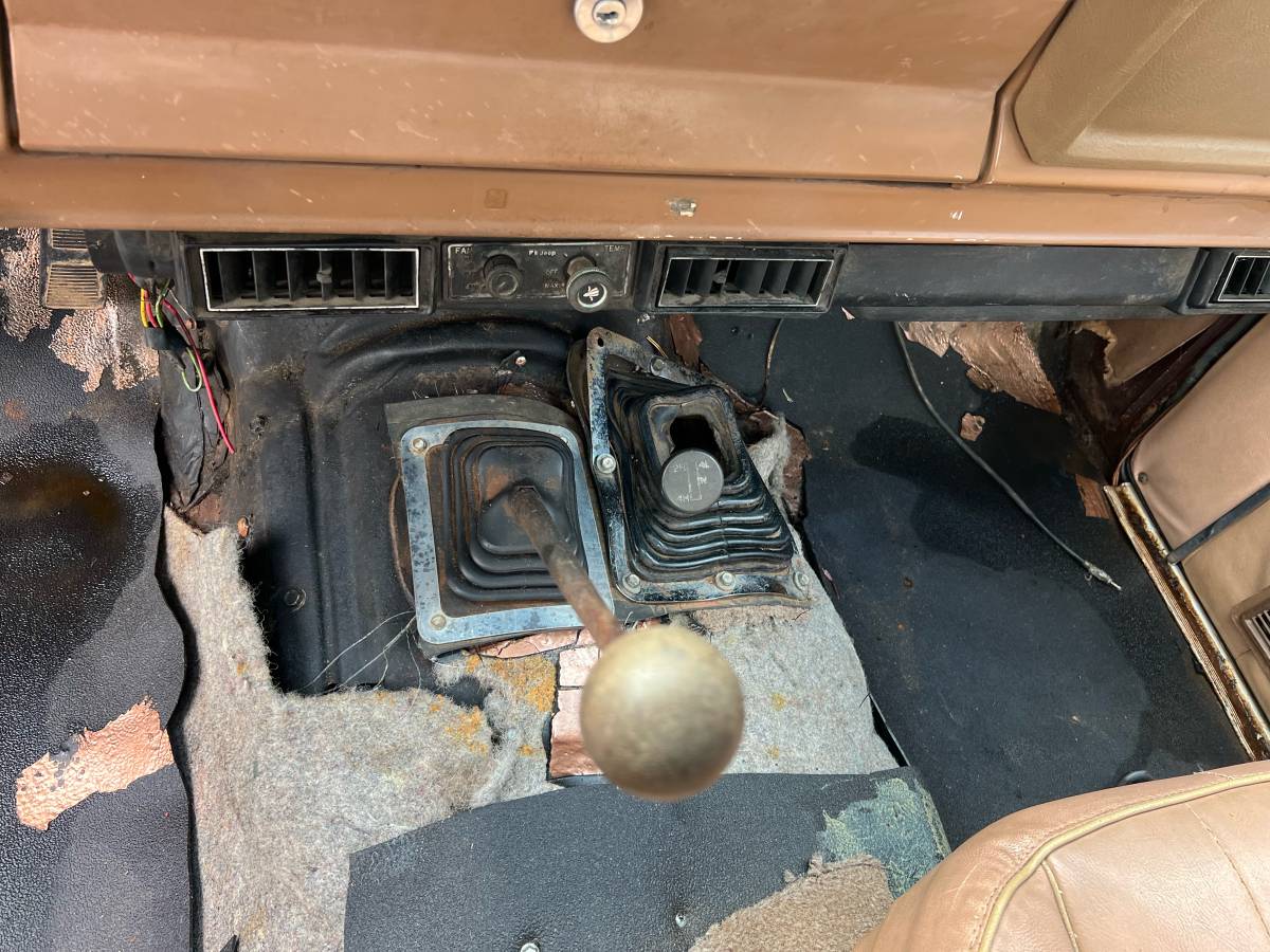 Jeep-J10-1978-brown-8