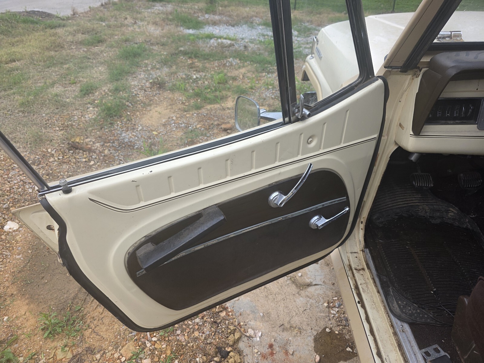 Jeep-Jeepster-1967-Convertible-11