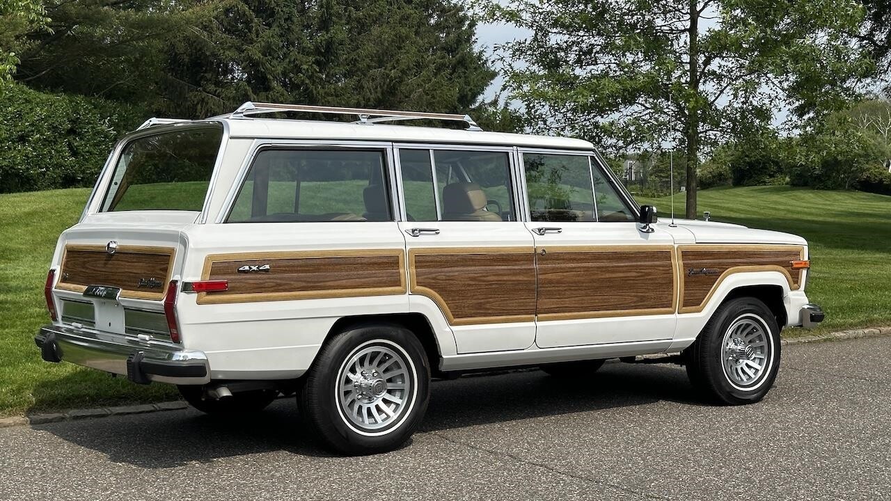 Jeep-Wagoneer-1988-SUV-36
