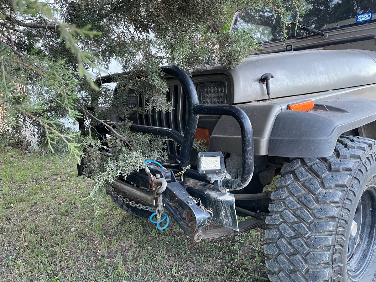 Jeep-Wrangler-sahara-1989-custom-1