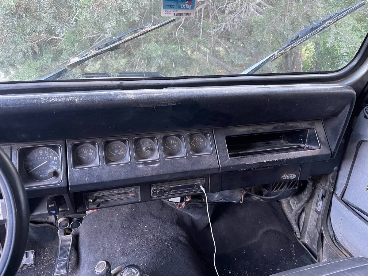 Jeep-Wrangler-sahara-1989-custom-4