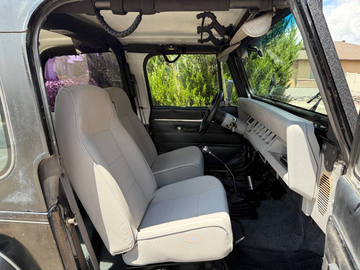 Jeep-Wrangler-yj-1992-black-16