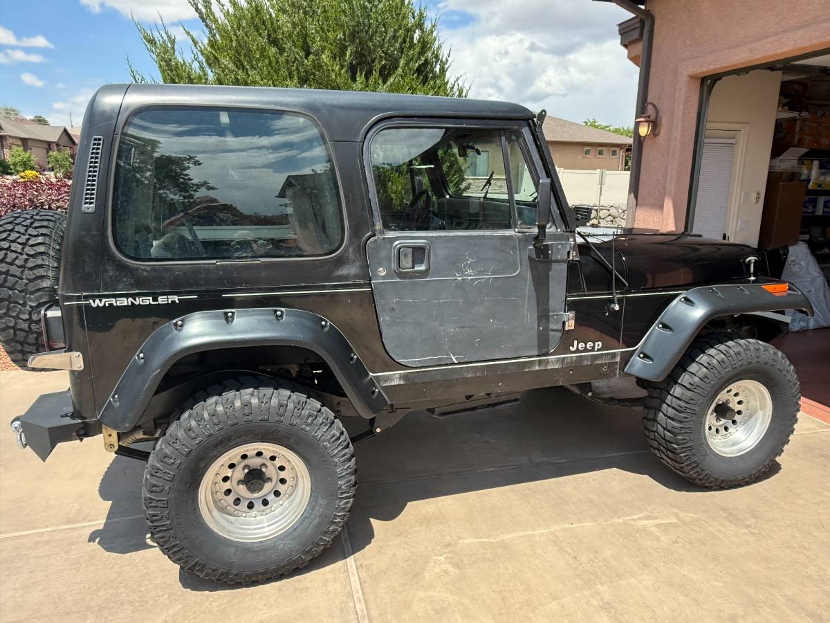 Jeep-Wrangler-yj-1992-black-4