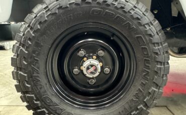 Land-Rover-Defender-1976-SUV-14