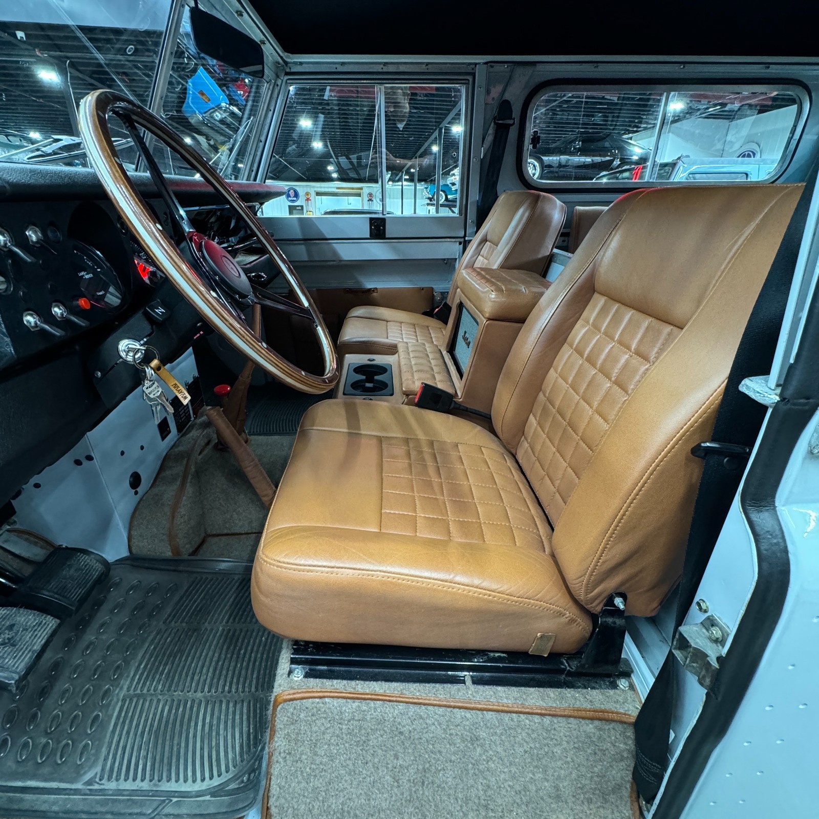 Land-Rover-Defender-1976-SUV-4
