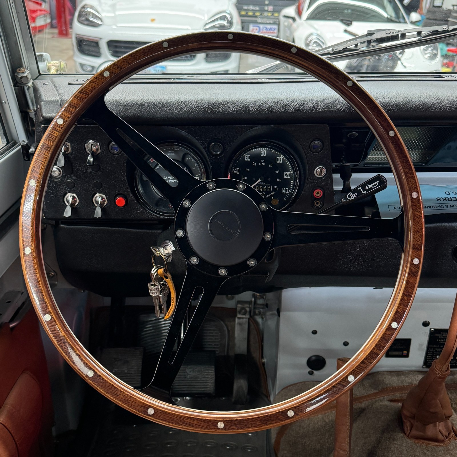 Land-Rover-Defender-1976-SUV-8