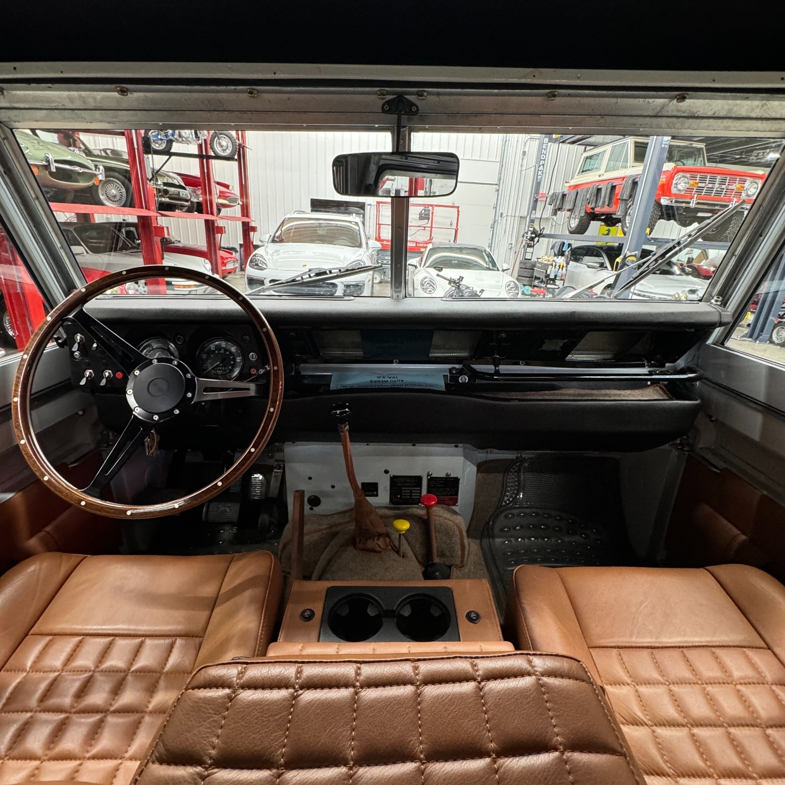 Land-Rover-Defender-1976-SUV-9