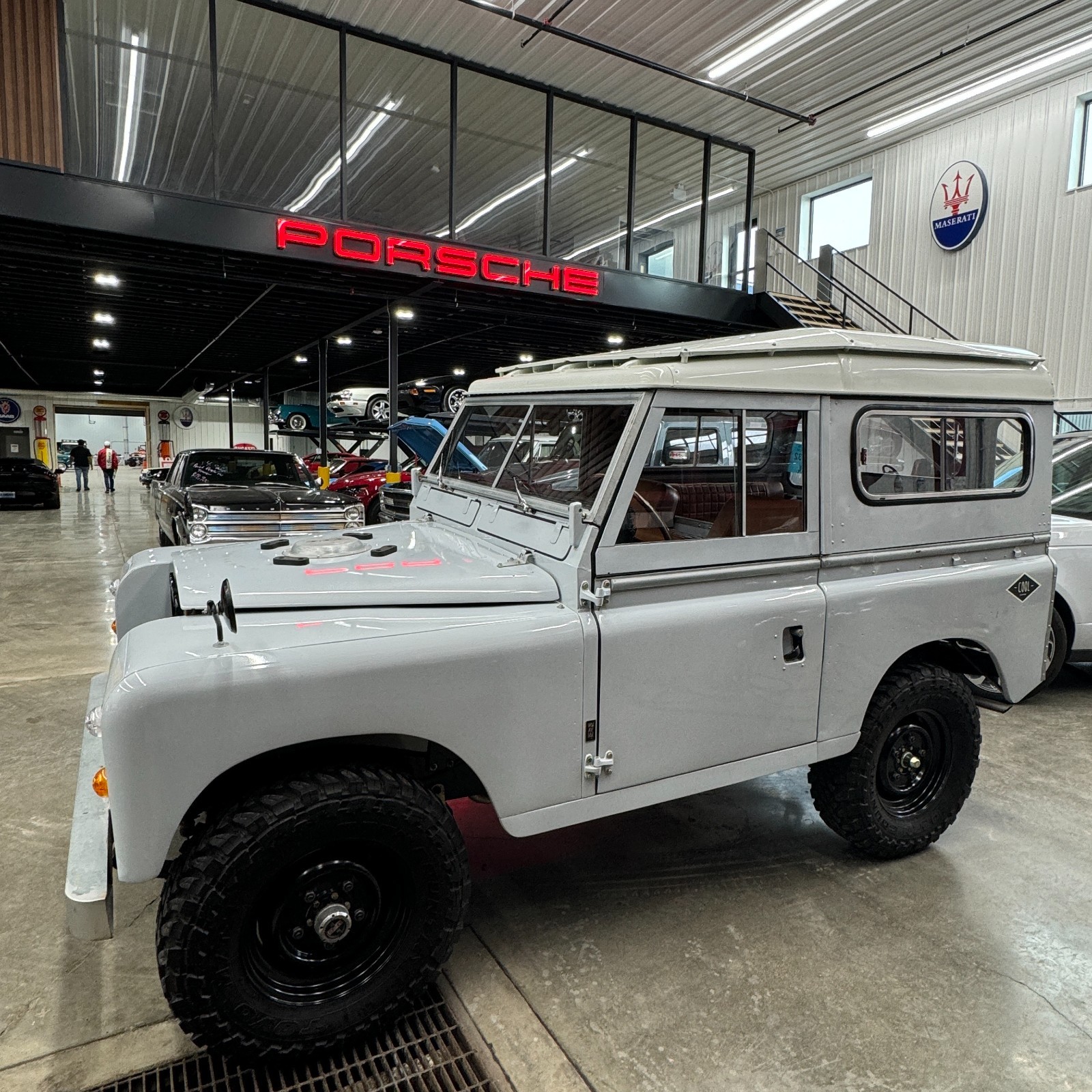 Land-Rover-Defender-1976-SUV
