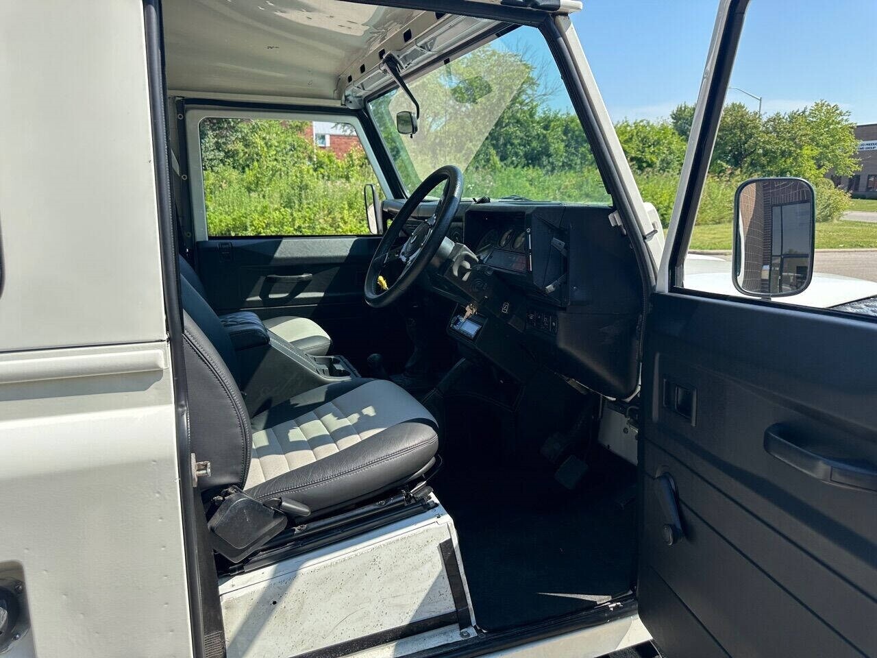 Land-Rover-Defender-1987-SUV-3