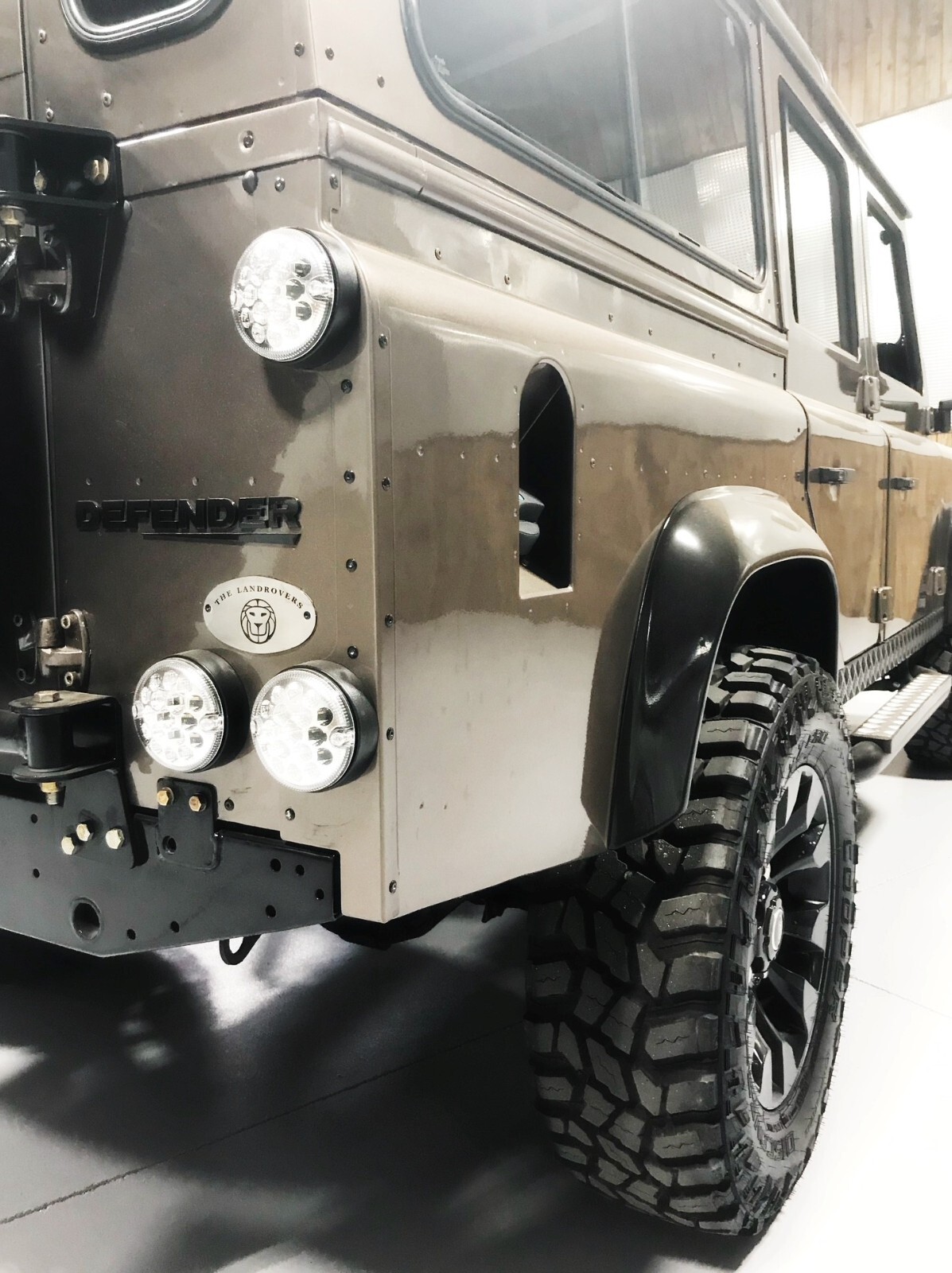Land-Rover-Defender-1988-SUV-3