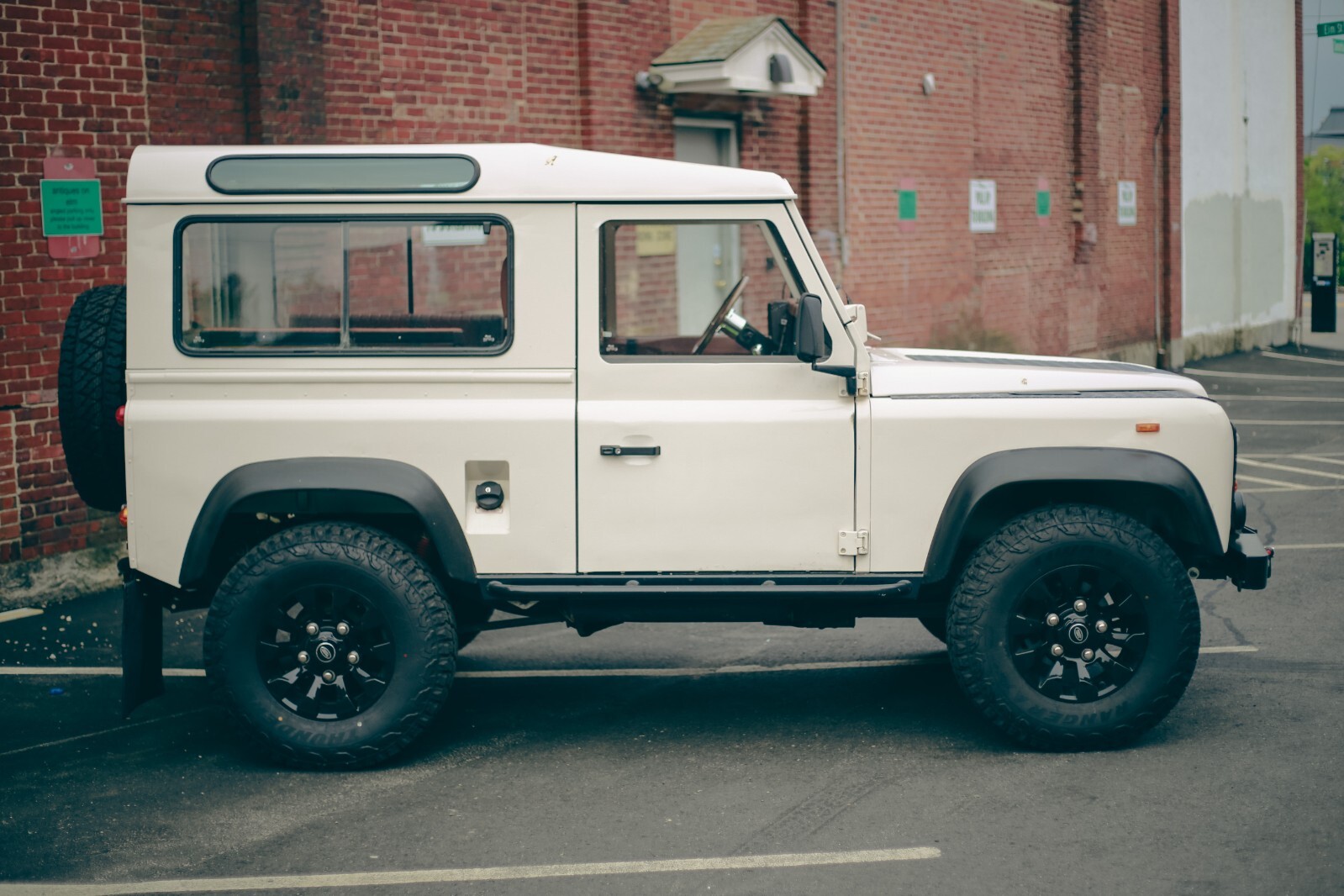 Land-Rover-Defender-1991-SUV-2