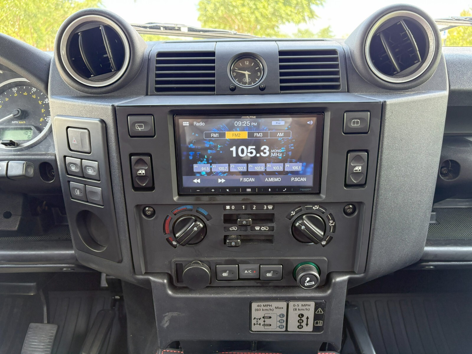 Land-Rover-Defender-1992-20