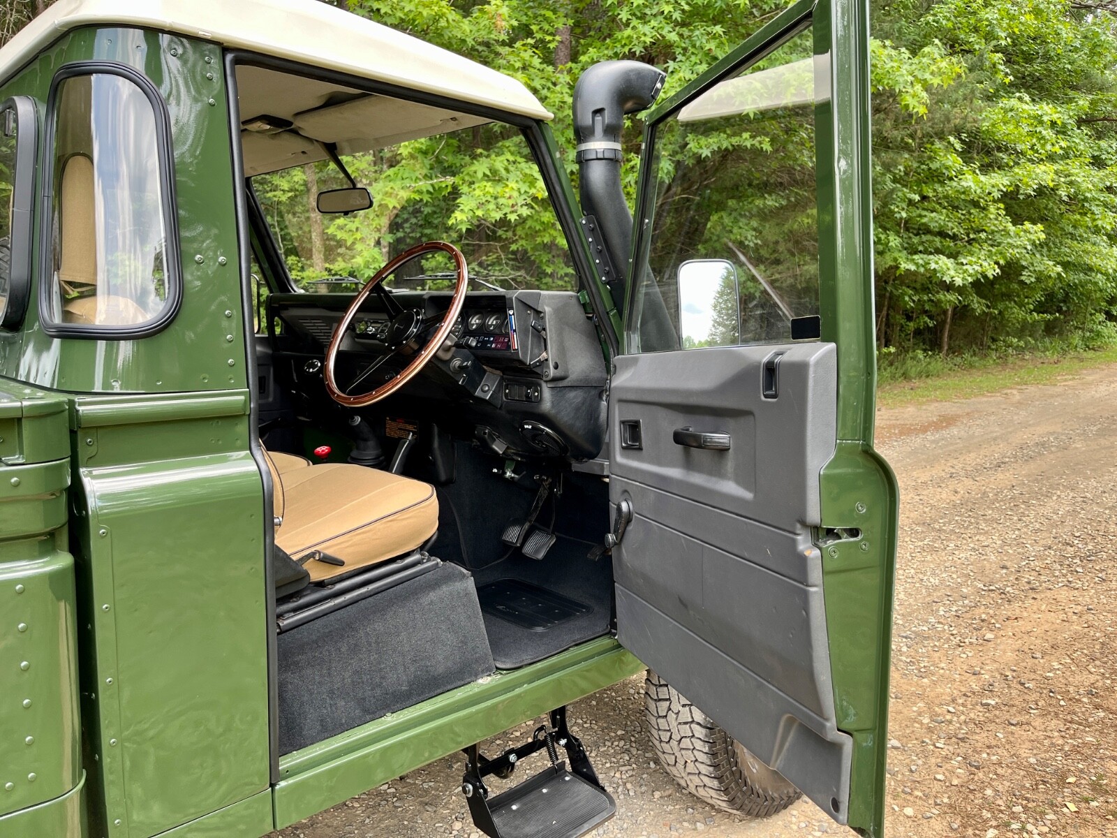 Land-Rover-Defender-1994-Standard-Cab-Pickup-23
