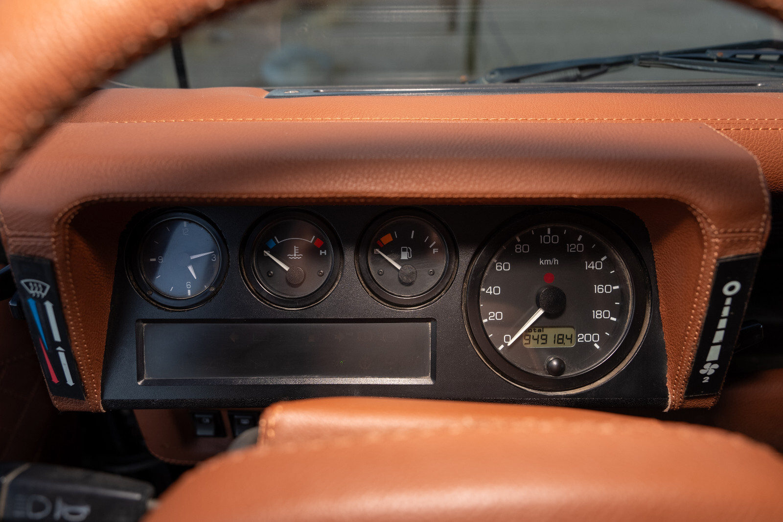 Land-Rover-Defender-1995-30