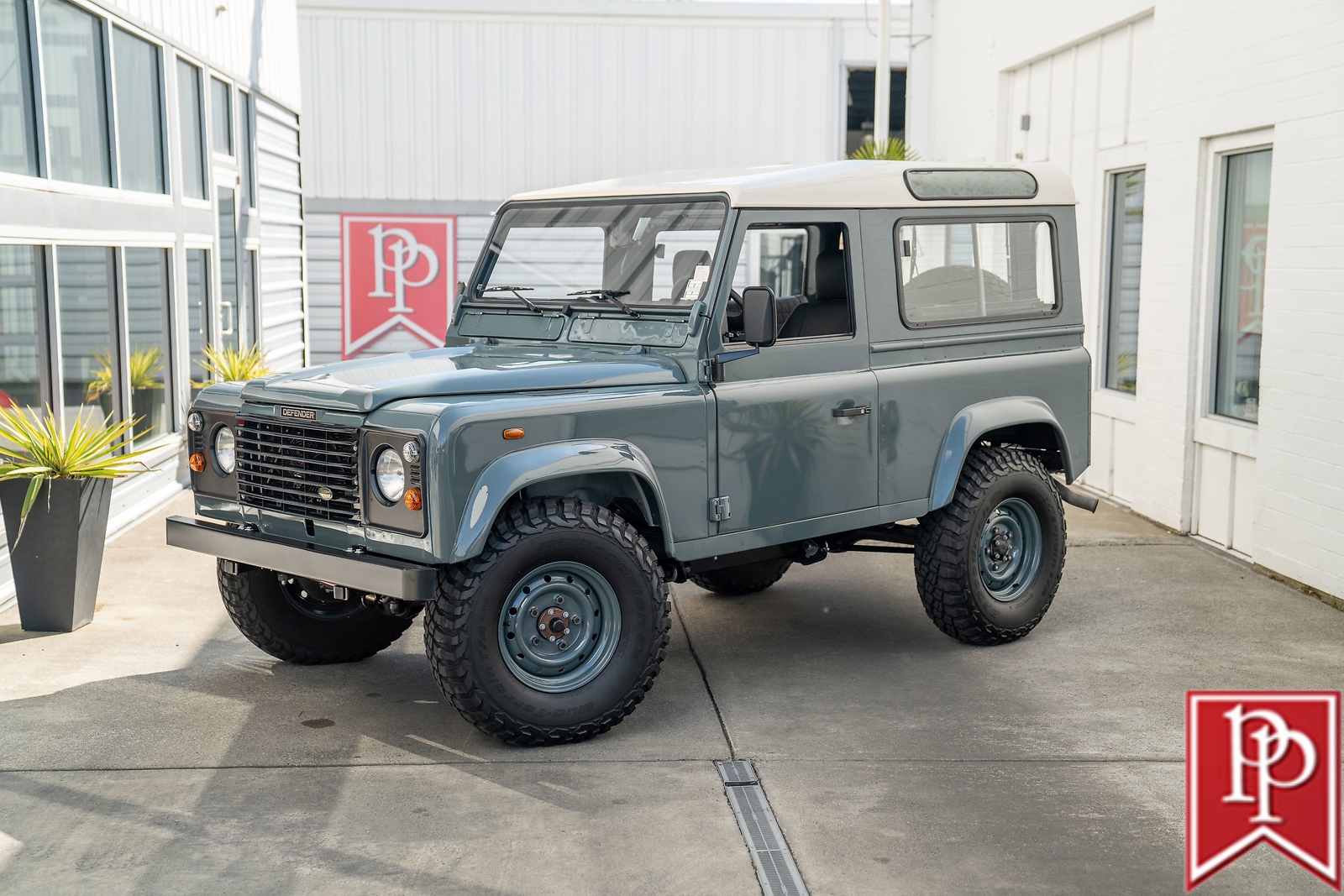 Land Rover Defender 1995 SUV
