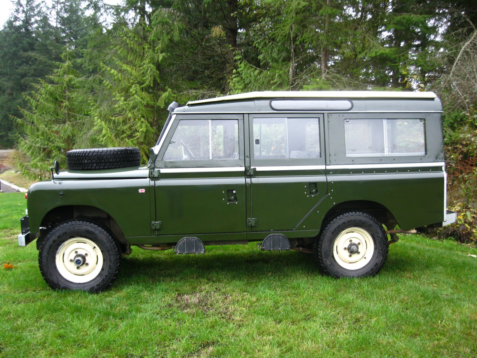 Land-Rover-LR4-1971-STATION-WAGON-3