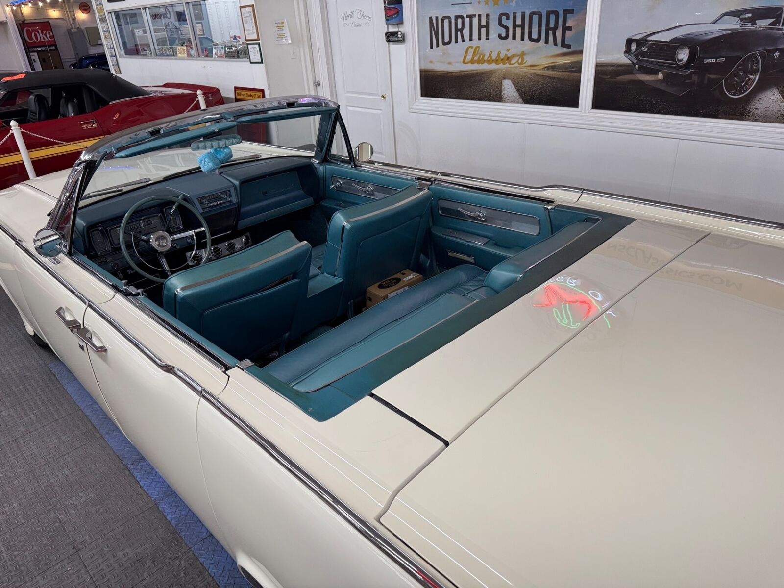 Lincoln-Continental-1961-4-Door-13