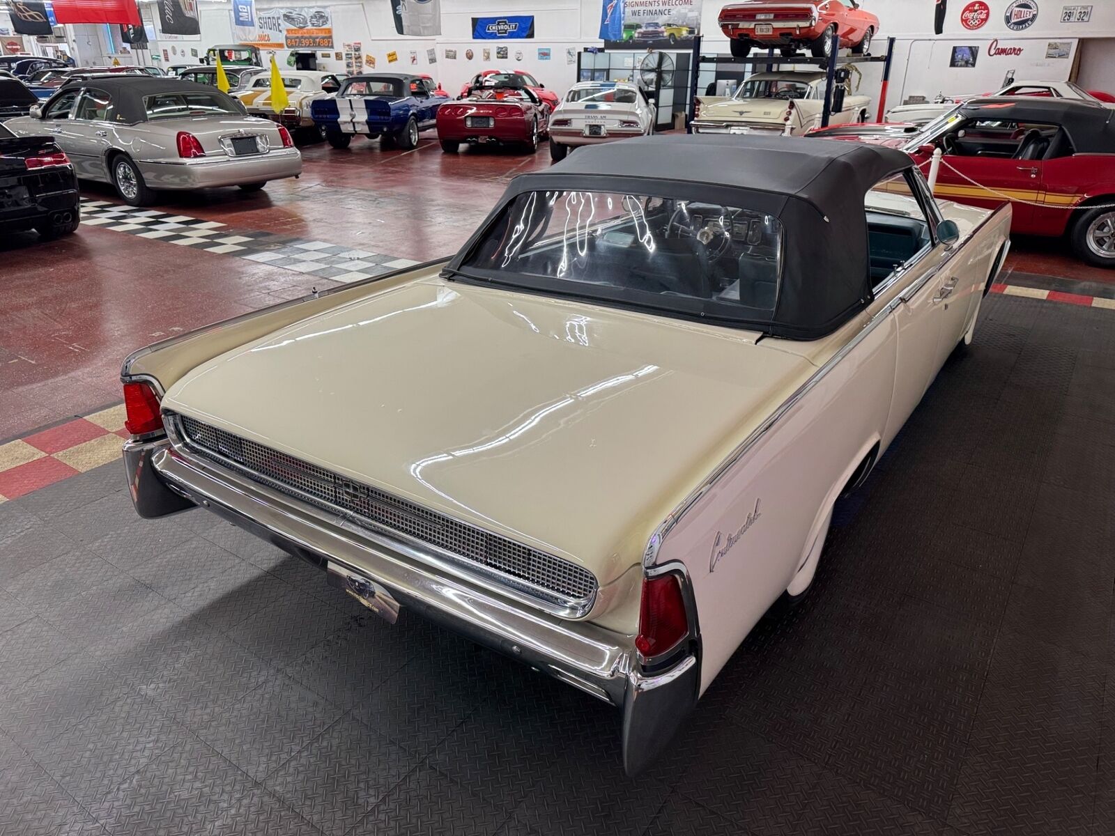 Lincoln-Continental-1961-4-Door-27