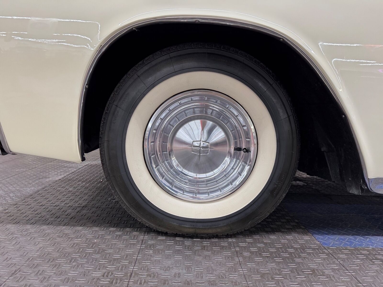 Lincoln-Continental-1961-4-Door-30
