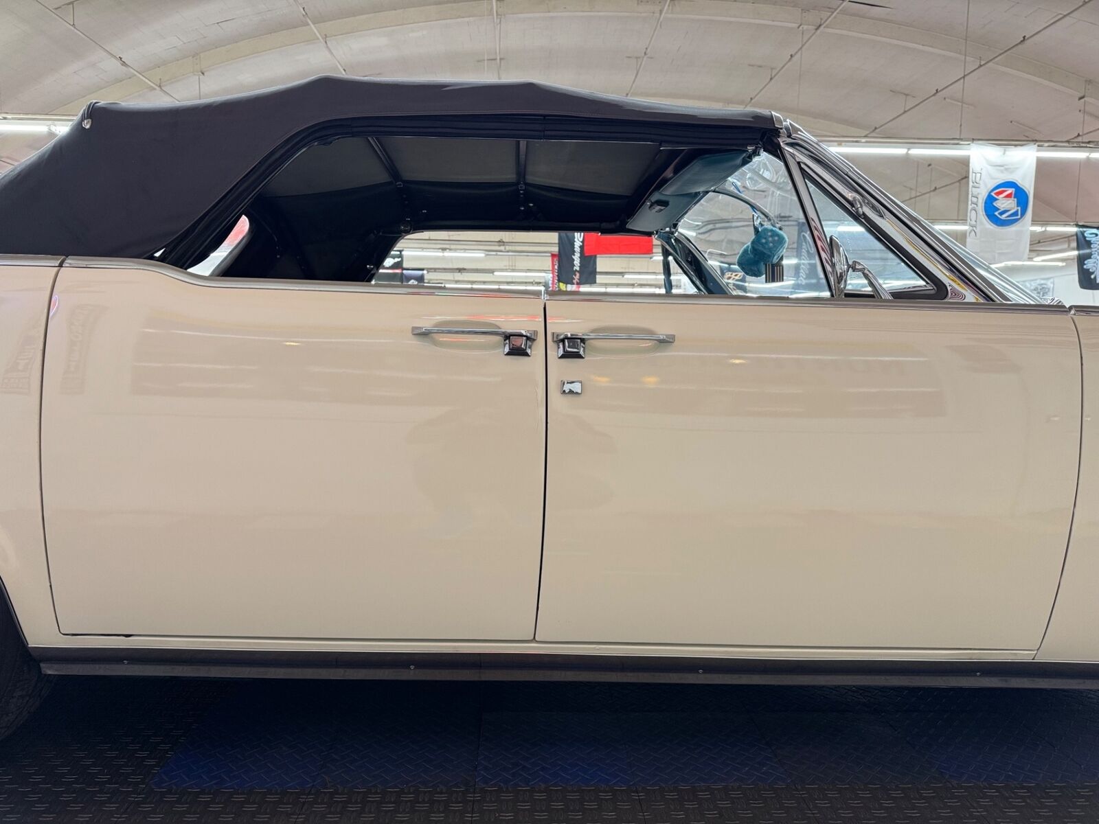 Lincoln-Continental-1961-4-Door-33