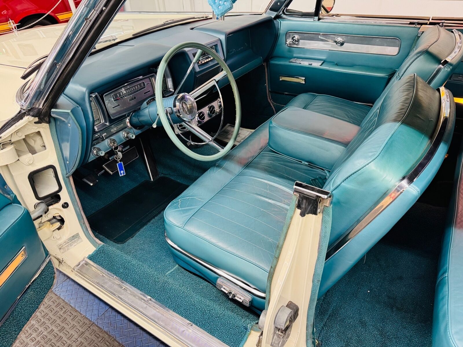 Lincoln-Continental-1961-4-Door-37
