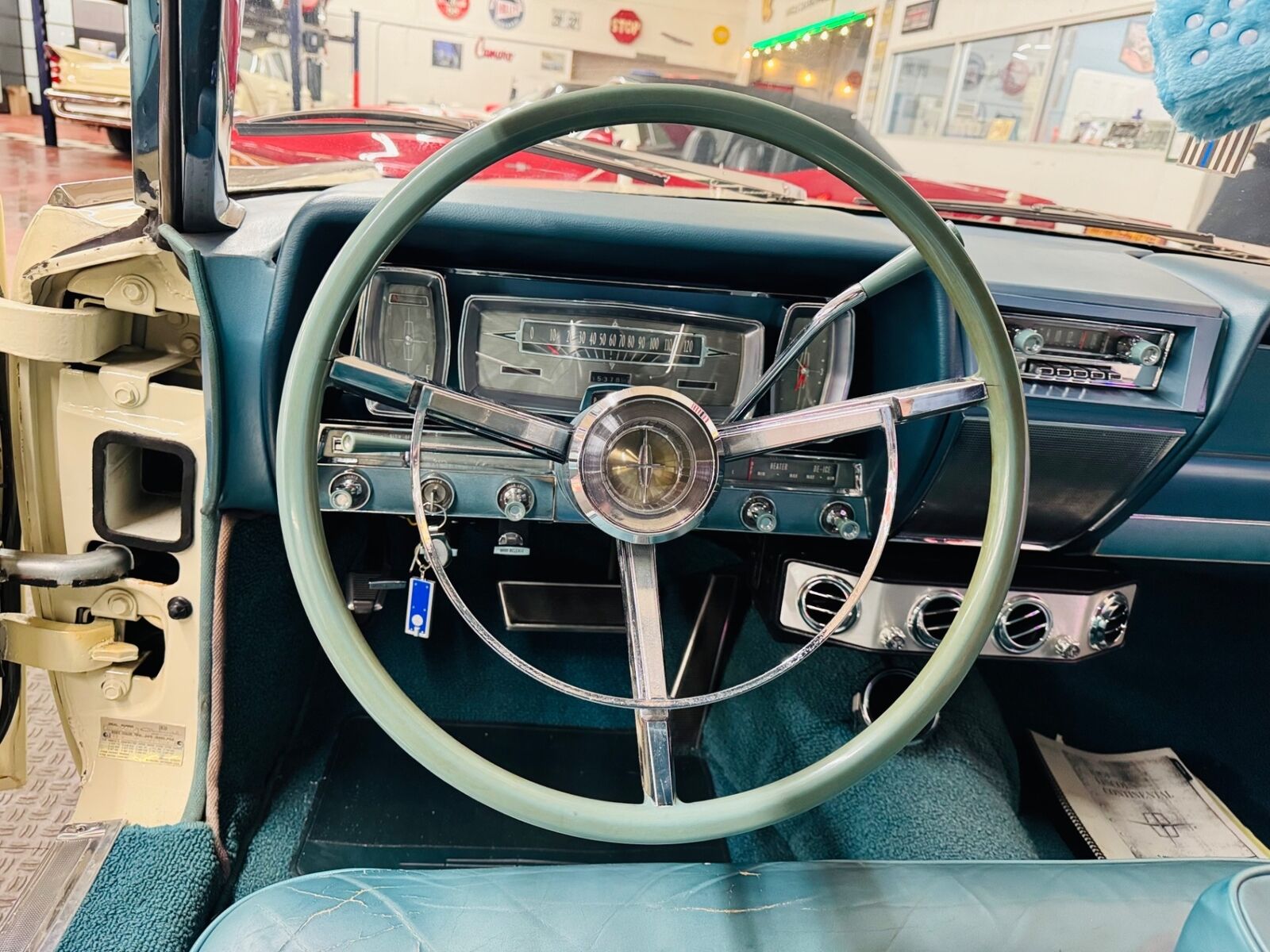 Lincoln-Continental-1961-4-Door-39