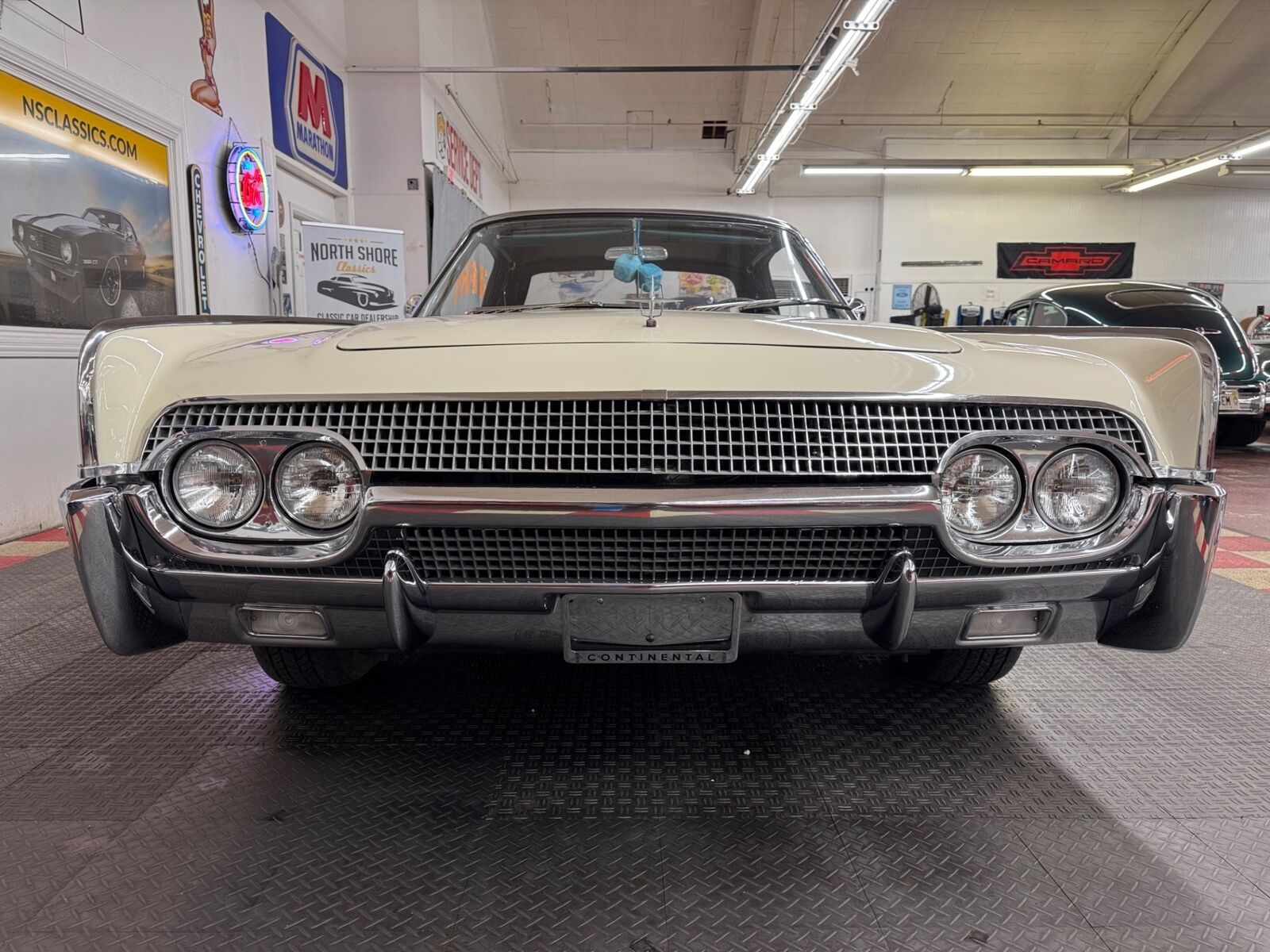 Lincoln-Continental-1961-4-Door-6