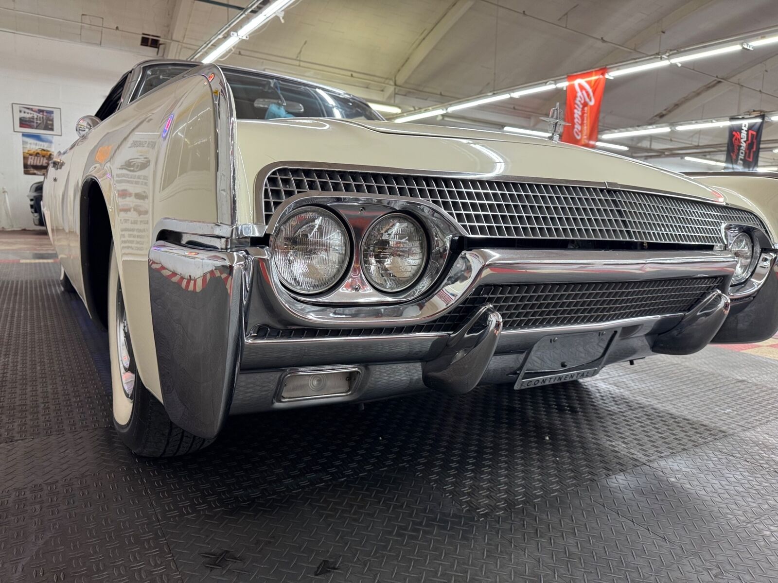 Lincoln-Continental-1961-4-Door-7