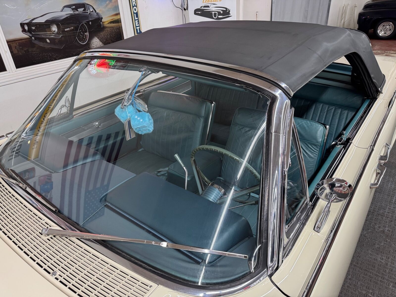 Lincoln-Continental-1961-4-Door-9