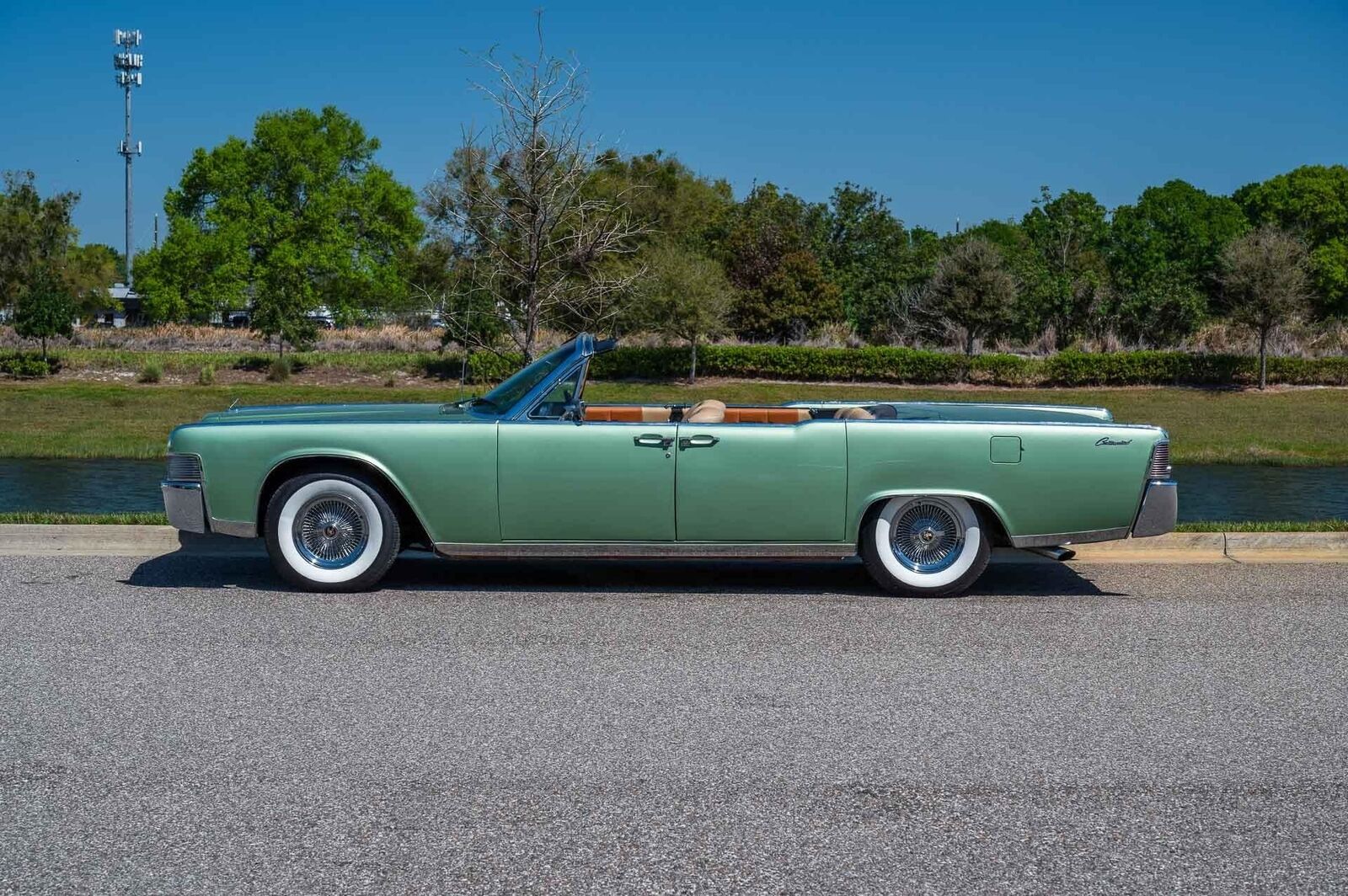 Lincoln-Continental-1965-4-Door-1