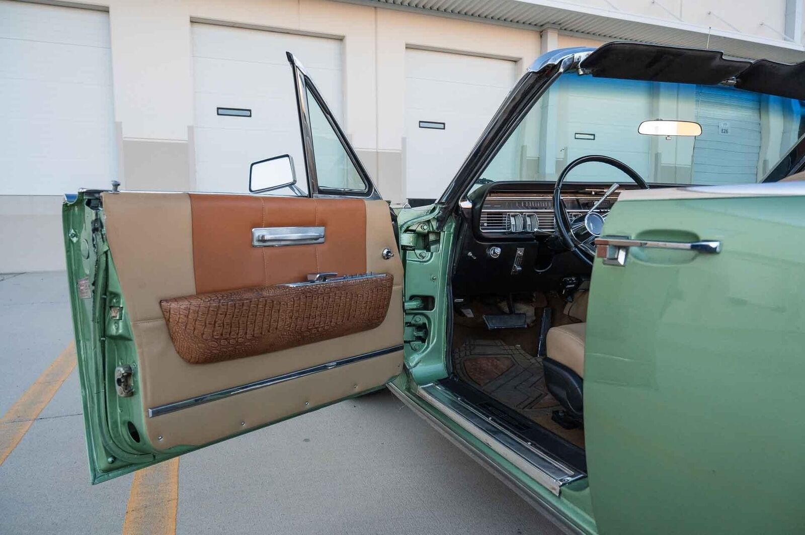 Lincoln-Continental-1965-4-Door-10
