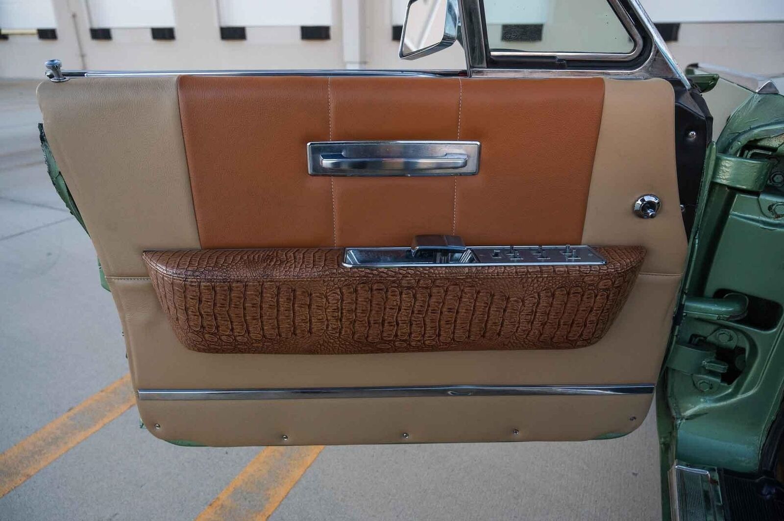 Lincoln-Continental-1965-4-Door-11