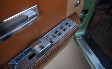Lincoln-Continental-1965-4-Door-12