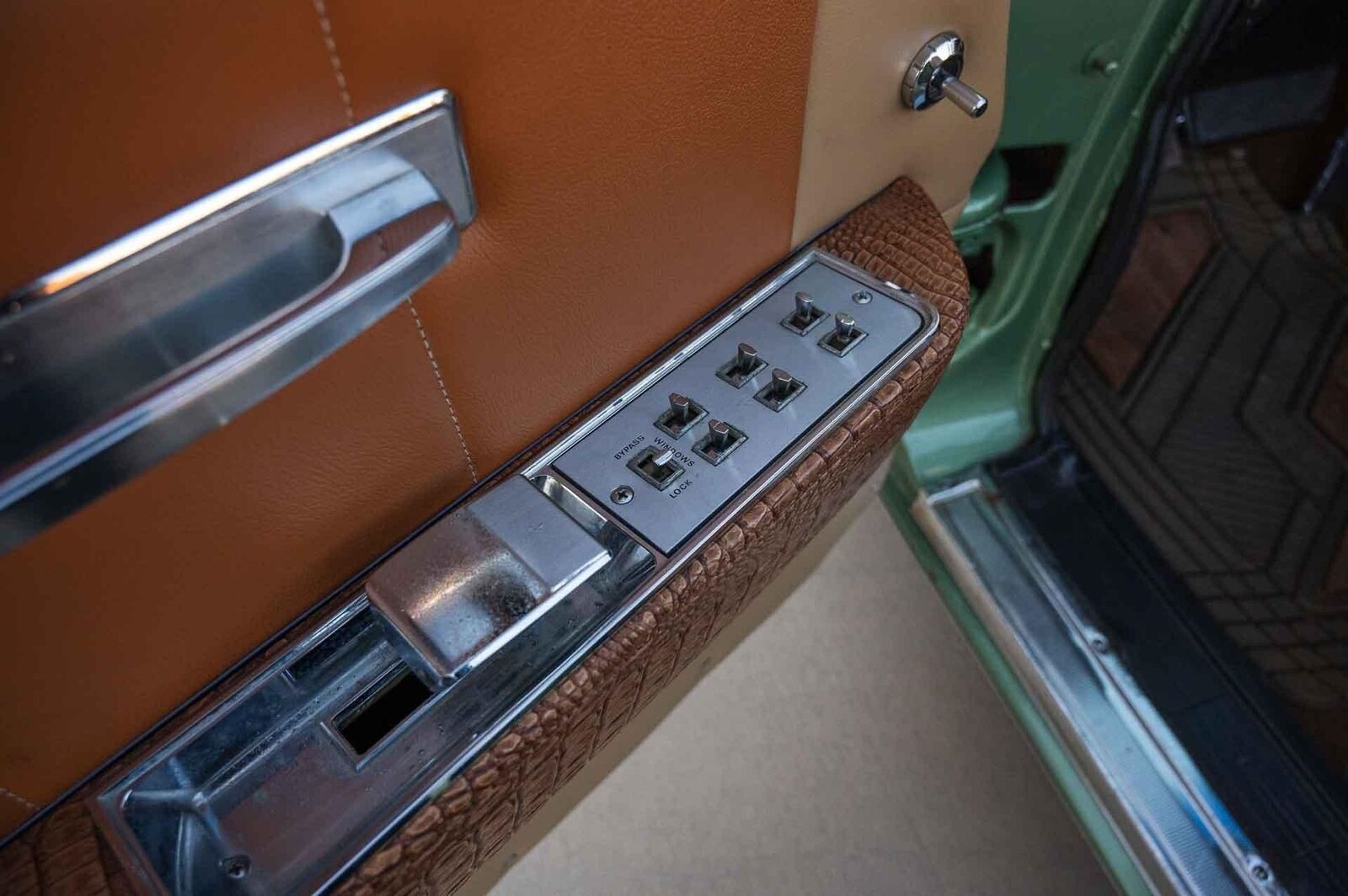 Lincoln-Continental-1965-4-Door-12